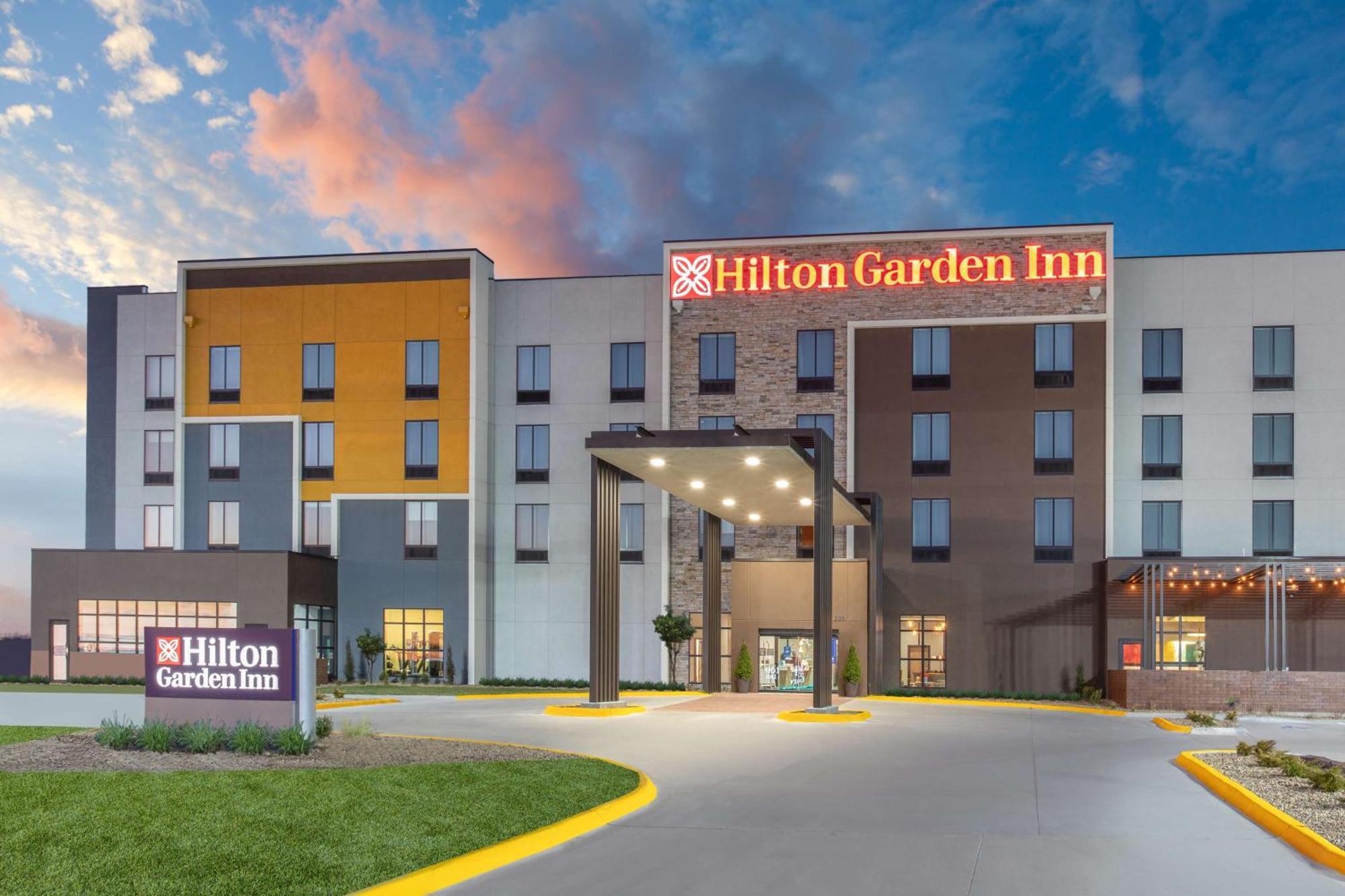 Hilton Garden Inn Hays, Ks מראה חיצוני תמונה