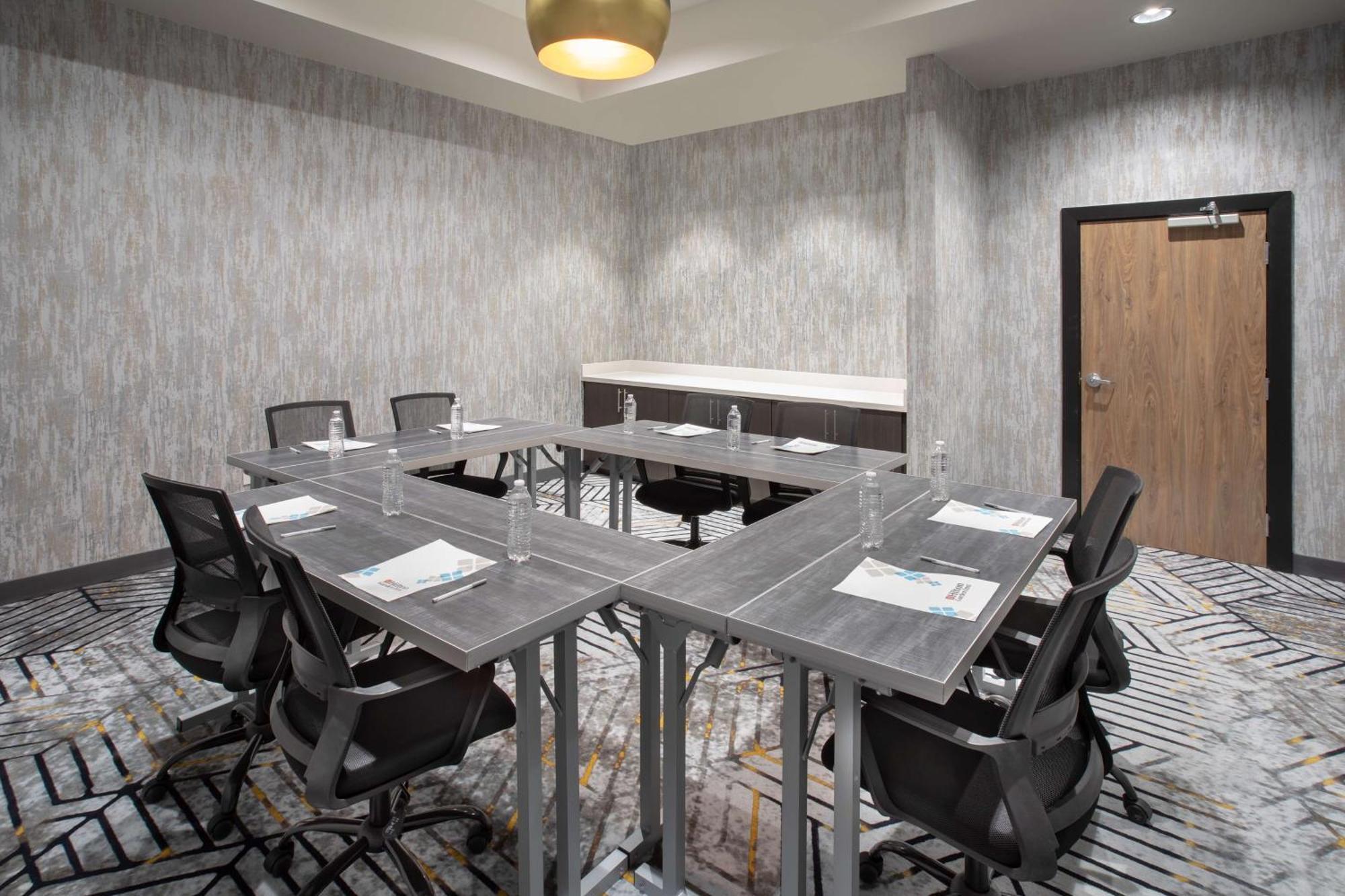 Hilton Garden Inn Hays, Ks מראה חיצוני תמונה